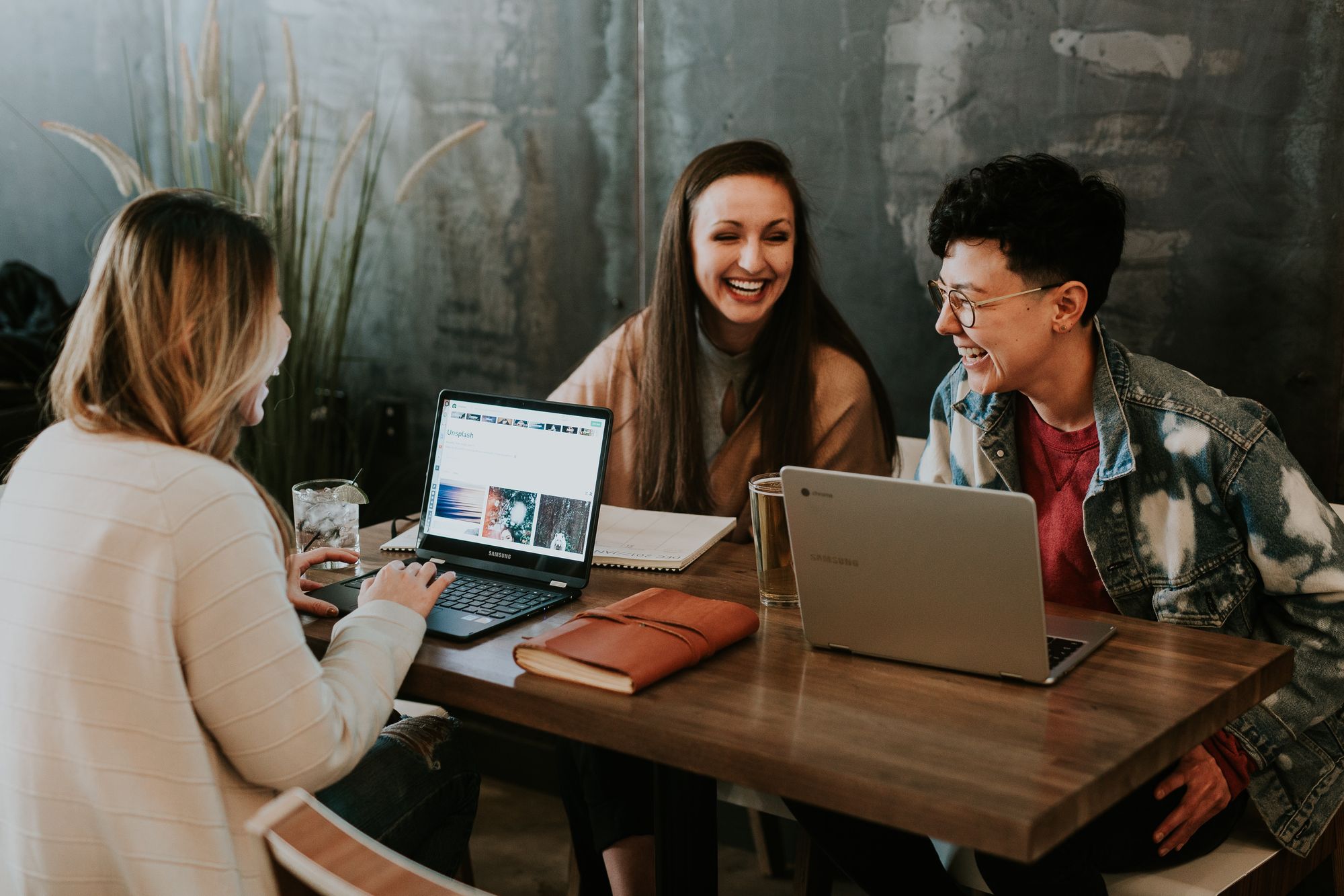 Characteristics of a good workplace culture - Coworkers in good company